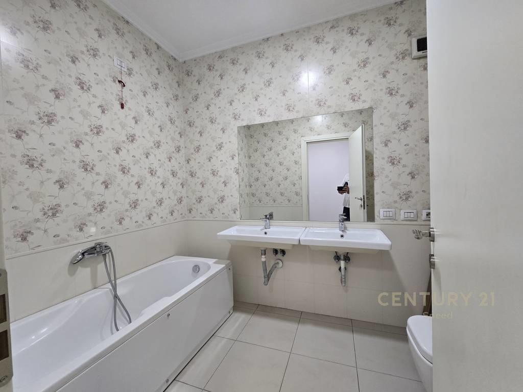 Office for Rent near Ring Center, Zogu i Zi