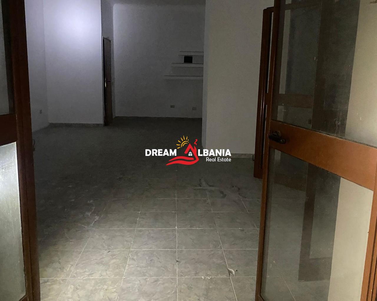 Dyqan/Zyre/Garsoniere per shitje ne zonen e Laprakes
