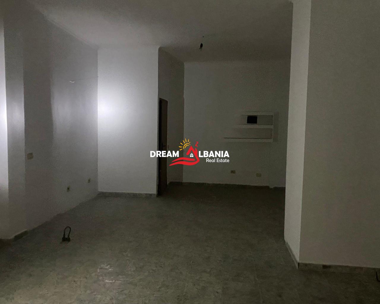 Dyqan/Zyre/Garsoniere per shitje ne zonen e Laprakes