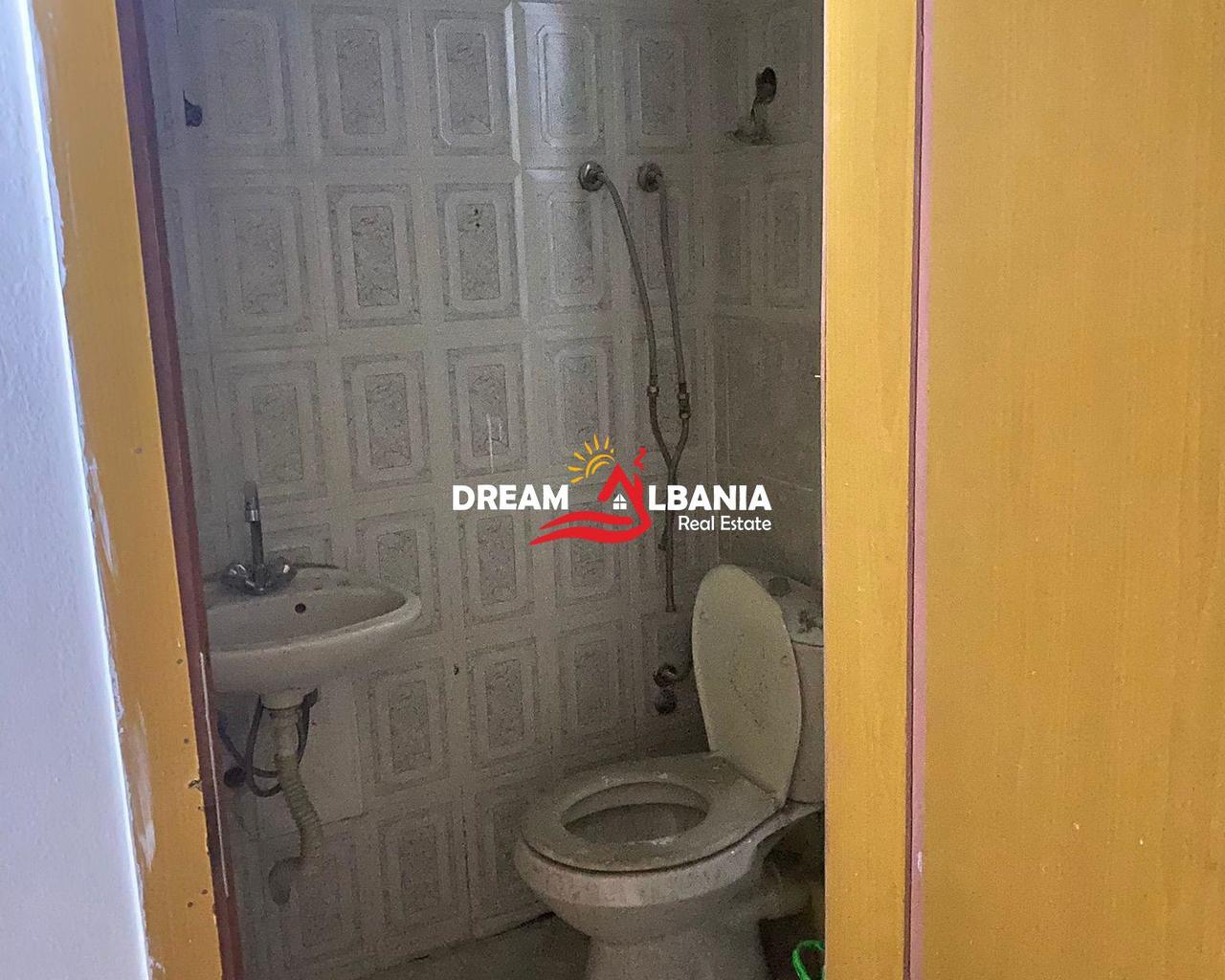 Dyqan/Zyre/Garsoniere per shitje ne zonen e Laprakes