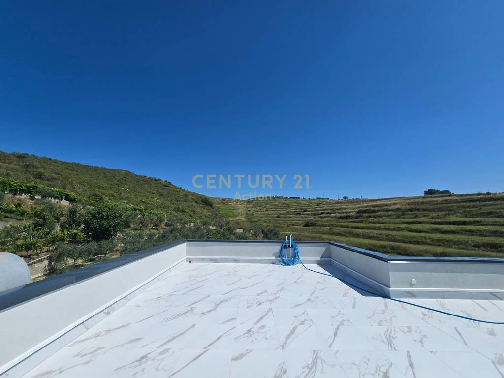 Shitet Shtëpi 3-Katëshe me Taracë Panoramike
