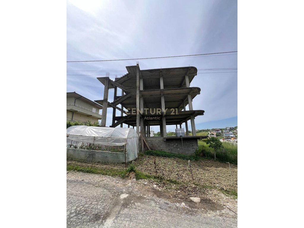 SHITET EDIFICIO DI TRE PIANI + 3 GARAGE A Rrashbull, Durrës