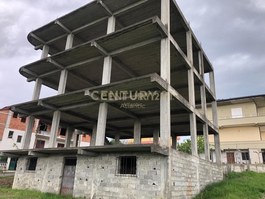 SHITET EDIFICIO DI TRE PIANI + 3 GARAGE A Rrashbull, Durrës