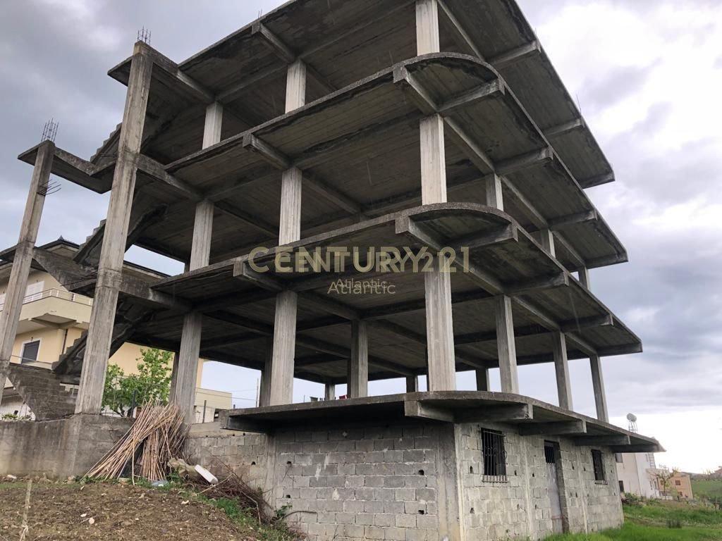 SHITET EDIFICIO DI TRE PIANI + 3 GARAGE A Rrashbull, Durrës