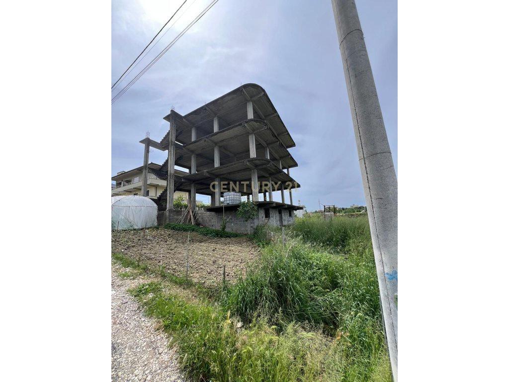 SHITET EDIFICIO DI TRE PIANI + 3 GARAGE A Rrashbull, Durrës