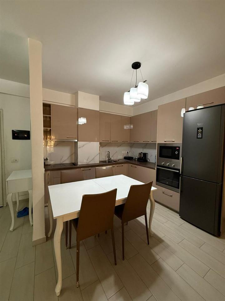 Jepet për qira 1+1 në Komunën e Parisit pranë Niku Construction