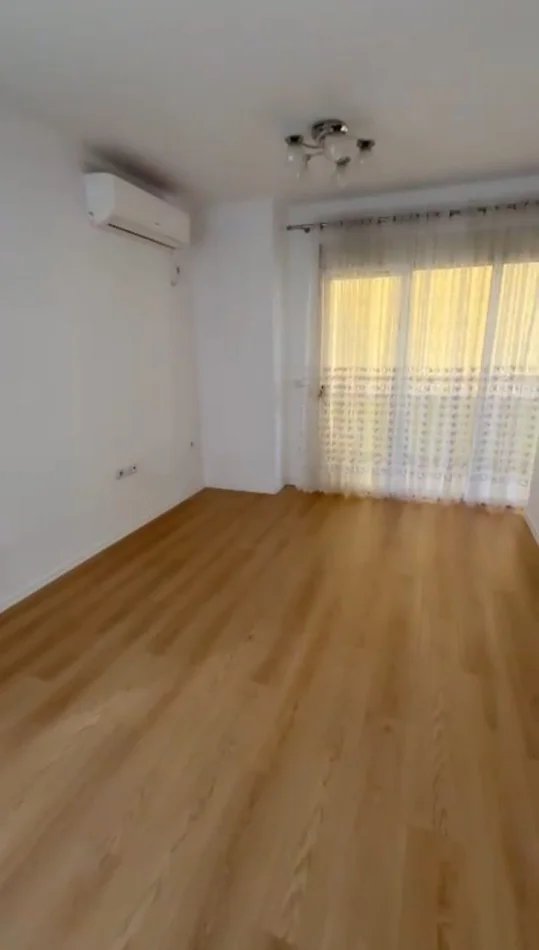 Tirano, vendesi appartamento 2+1 Piano 2, 135.000 € (Fresku)