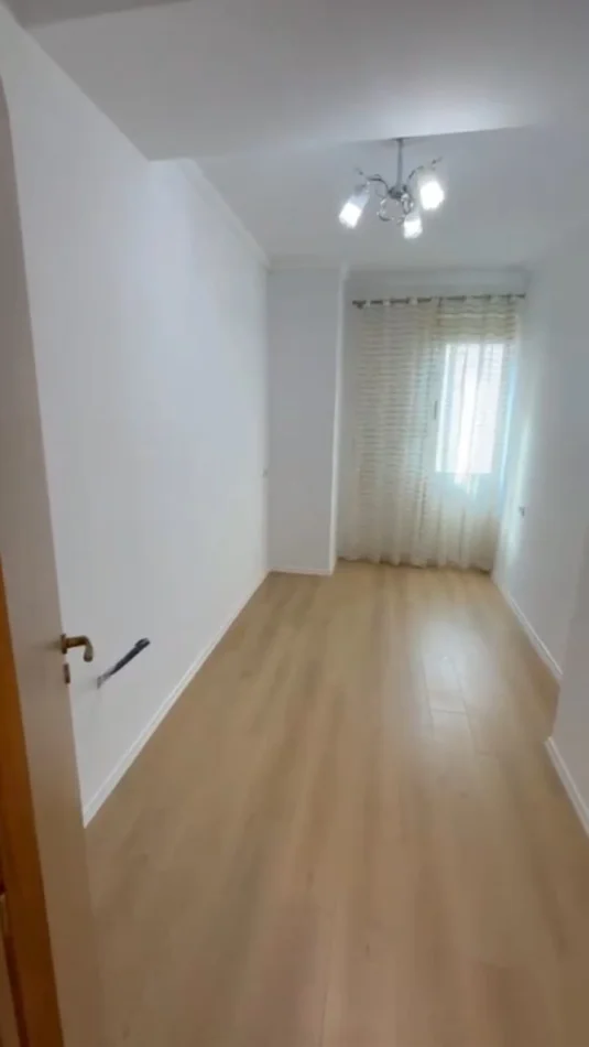 Tirano, vendesi appartamento 2+1 Piano 2, 135.000 € (Fresku)