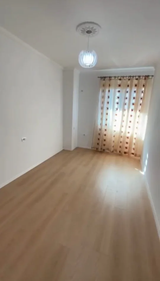 Tirano, vendesi appartamento 2+1 Piano 2, 135.000 € (Fresku)