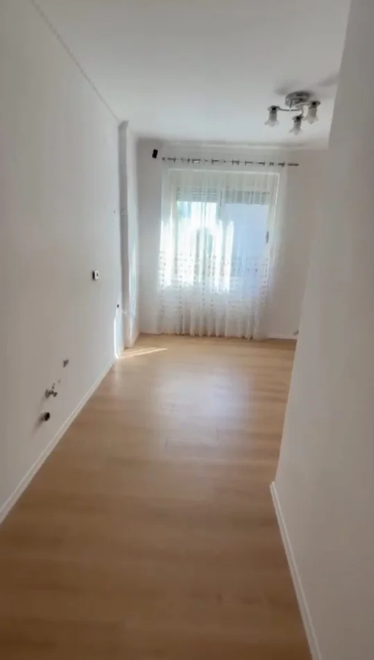 Tirano, vendesi appartamento 2+1 Piano 2, 135.000 € (Fresku)