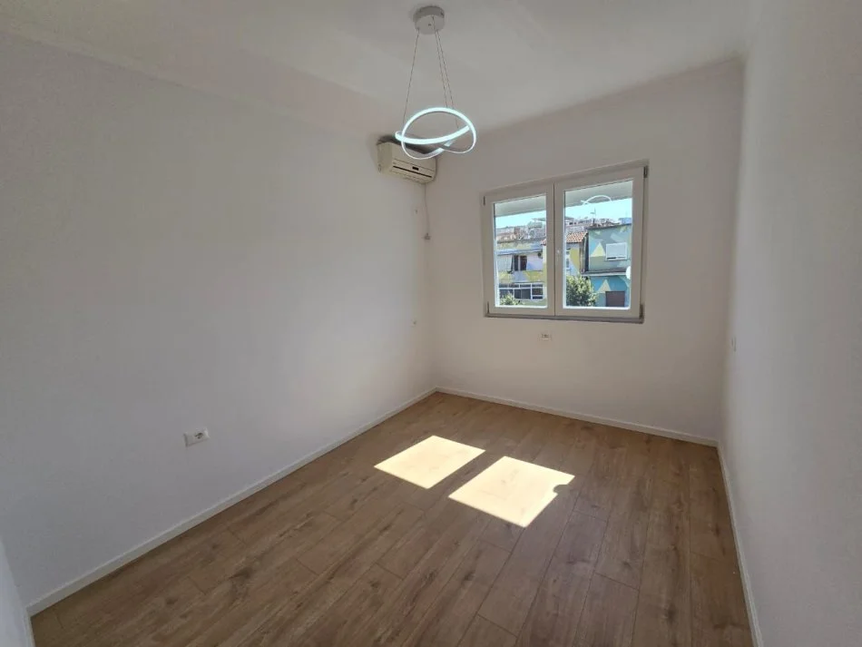 Tirane, vendesi appartamento 2+1+Balcone Piano 4, 77 m² 145.000 € (RRUGA BARDHYL)