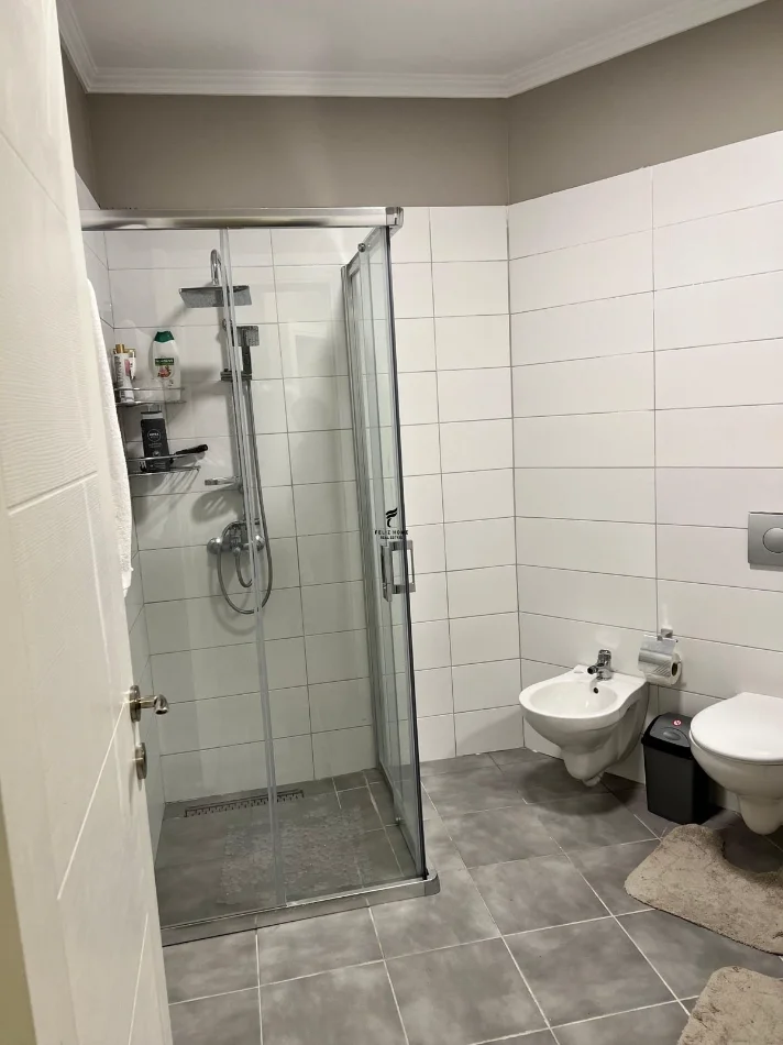 Tirana, appartamento in vendita 1+1 al piano 4, 77 m², 175.000 € (YBERISHT)