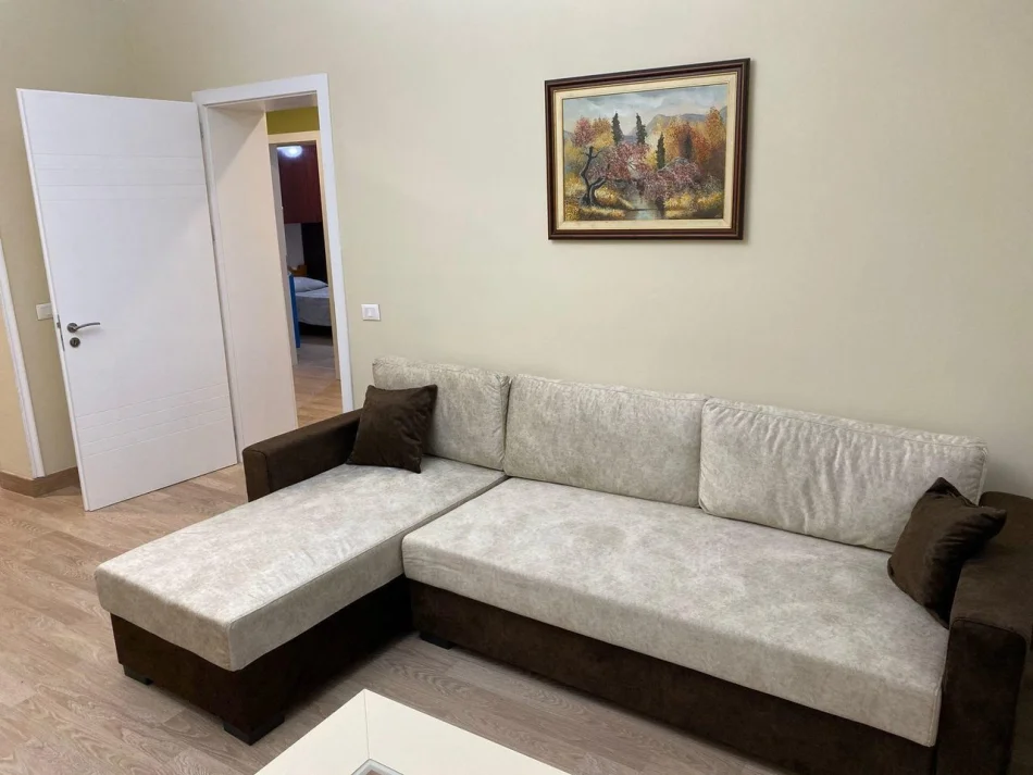 Tirane, vendesi appartamento 2+1 Piano 3, 210.000 € (Ex Ambasciata Jugoslava)