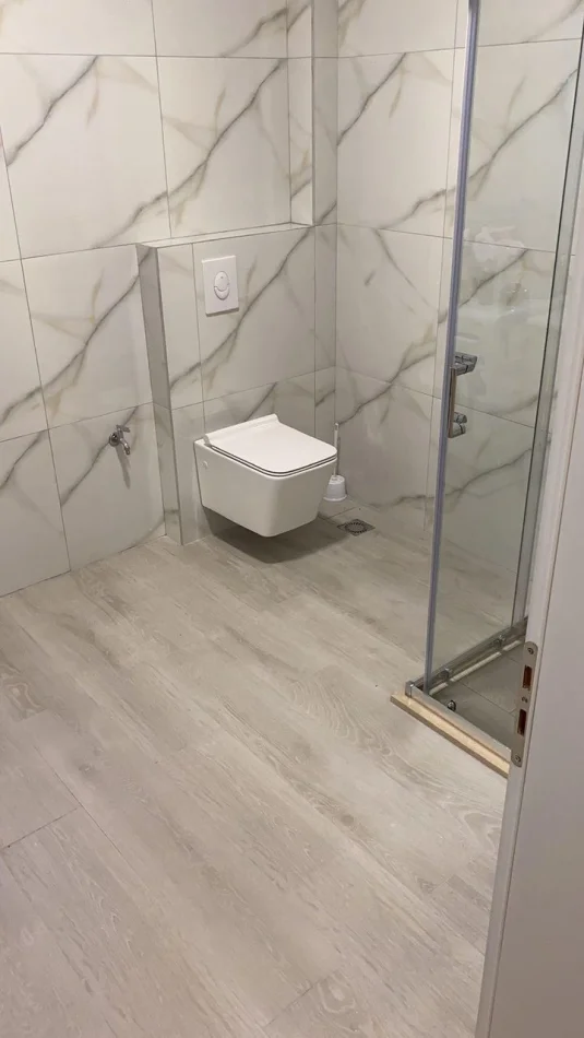 Tirane, vendesi appartamento 2+1 Piano 3, 210.000 € (Ex Ambasciata Jugoslava)