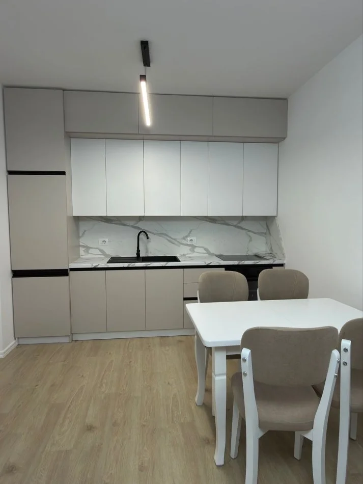 Tirane, affitto appartamento 2+1 Piano 2, 105 m² 1.000 € (COMUNE DI PARISIT)