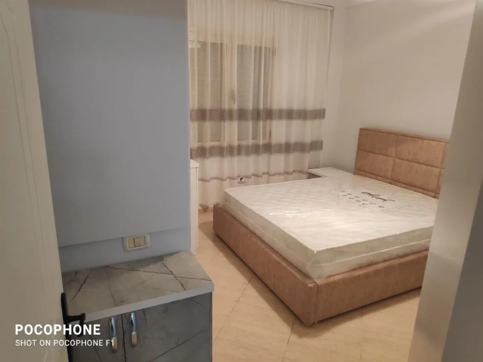 Tirane, affitto appartamento al primo piano, 85 m², 480 € (PORCELANI)