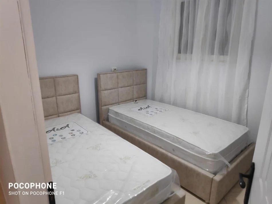 Tirane, affitto appartamento al primo piano, 85 m², 480 € (PORCELANI)