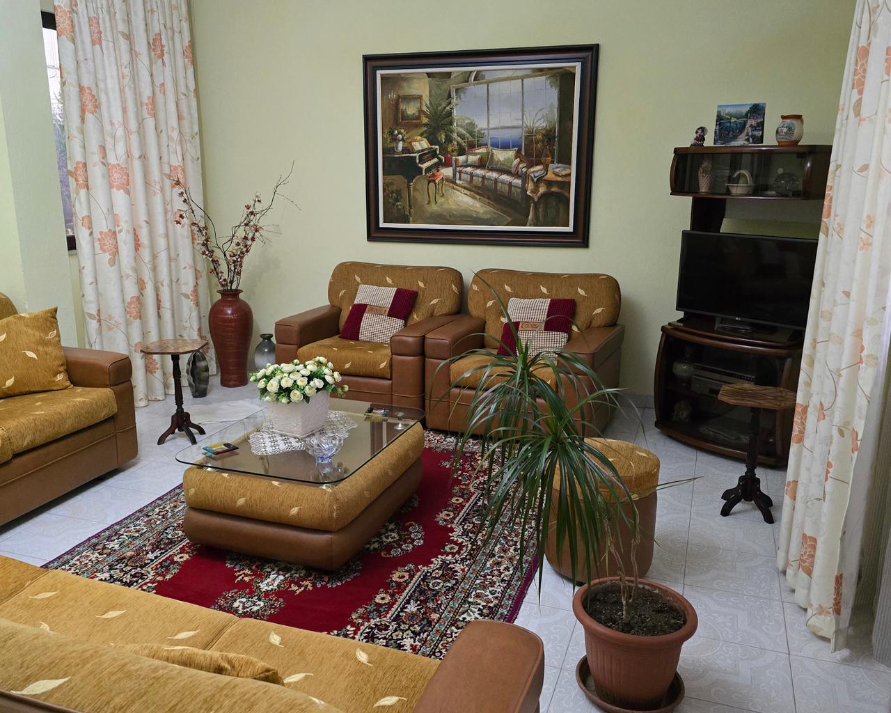 Vendita di casa a 2 piani + 850 m2 di terreno nella zona di Fresku