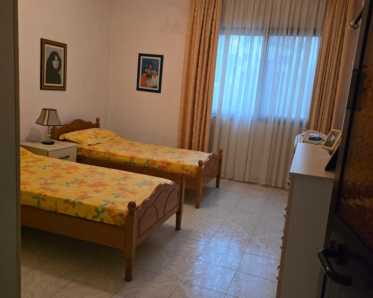 Vendita di casa a 2 piani + 850 m2 di terreno nella zona di Fresku