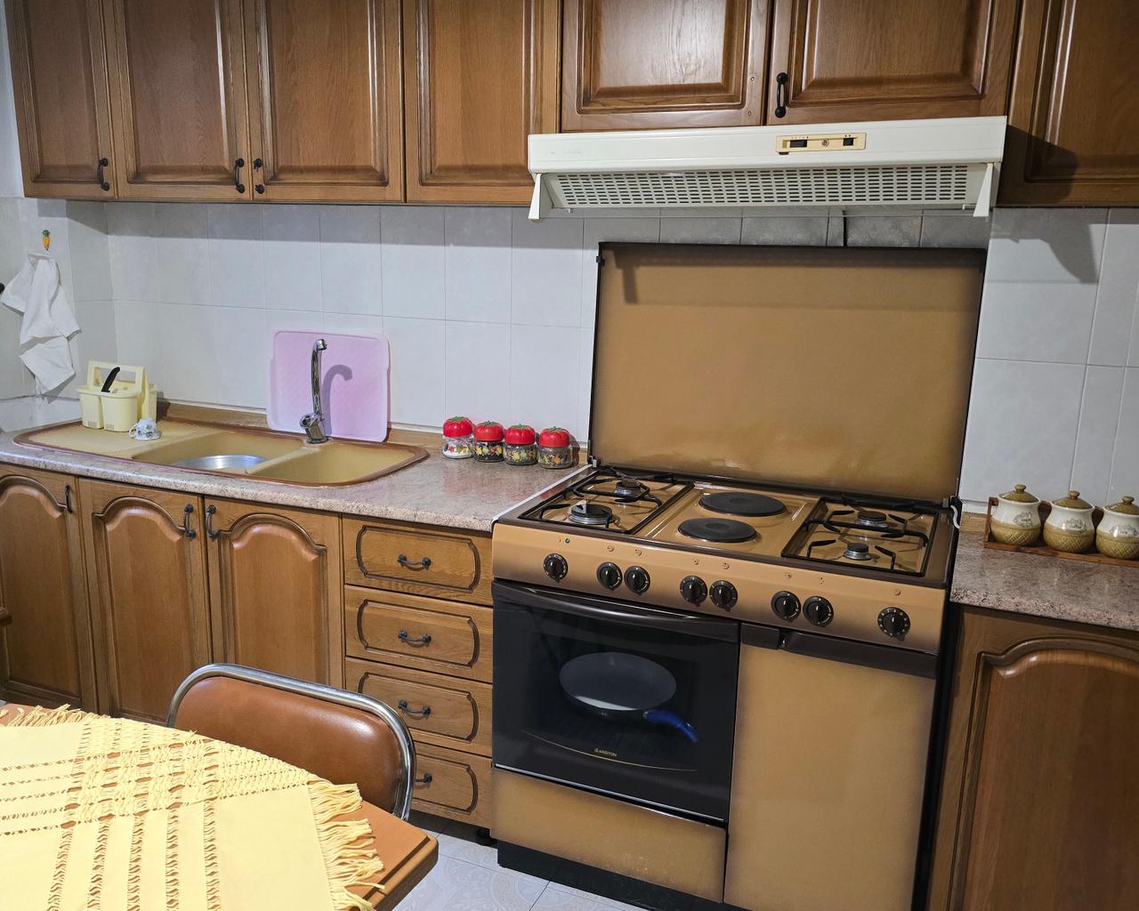Vendita di casa a 2 piani + 850 m2 di terreno nella zona di Fresku