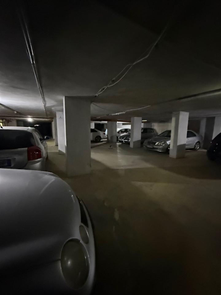 BUILDING WITH 27 PARKING SPACES, 1300 M2, Rruga 5 Maj, 405,000 EURO