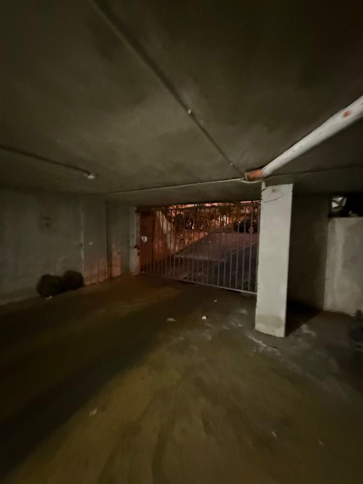 BUILDING WITH 27 PARKING SPACES, 1300 M2, Rruga 5 Maj, 405,000 EURO