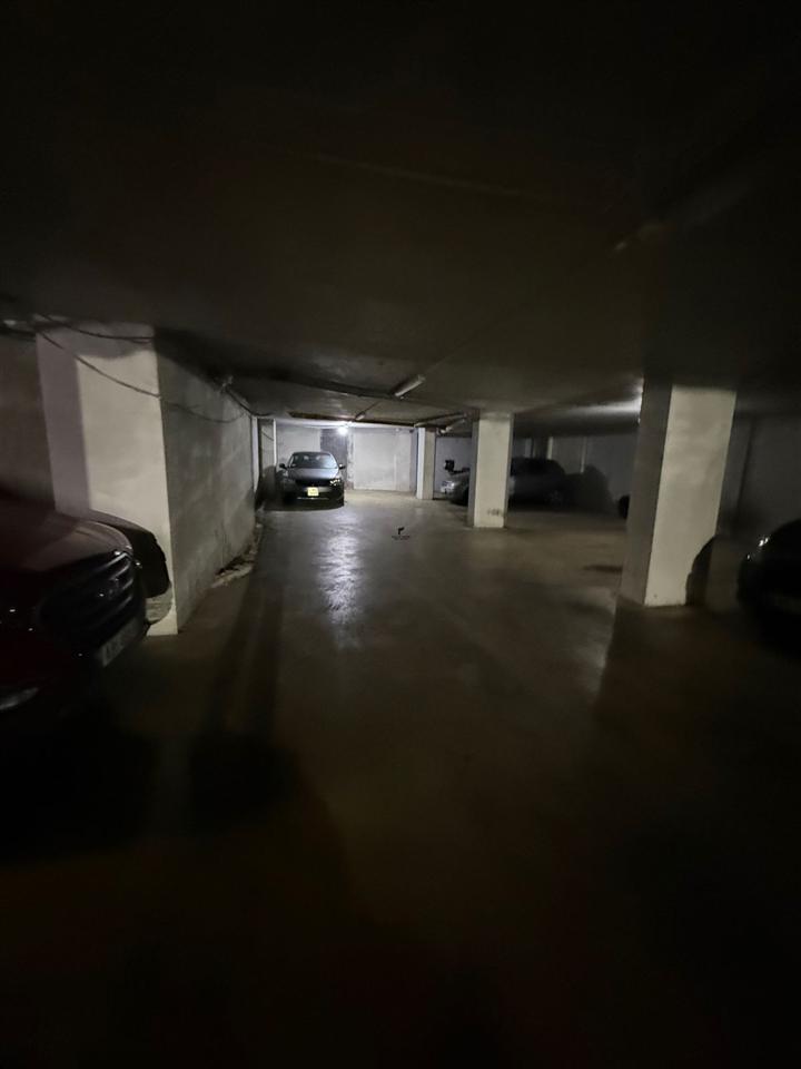 BUILDING WITH 27 PARKING SPACES, 1300 M2, Rruga 5 Maj, 405,000 EURO