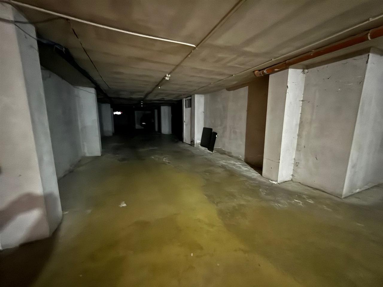 BUILDING WITH 27 PARKING SPACES, 1300 M2, Rruga 5 Maj, 405,000 EURO