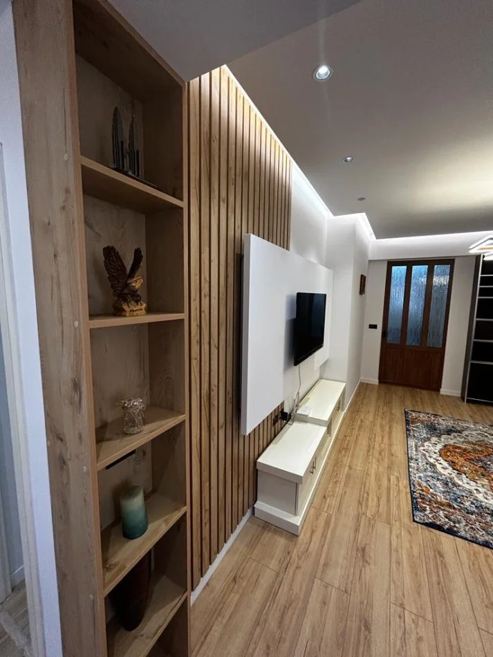 Tirane, affitto appartamento 2+1+Balcone Piano 2, 100 m² 1.000 € (MYSLYM SHYRI)
