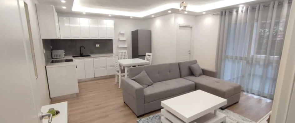 Tirane, affitto appartamento 2+1 Piano 1, 75 m² 800 € (CENTRO)