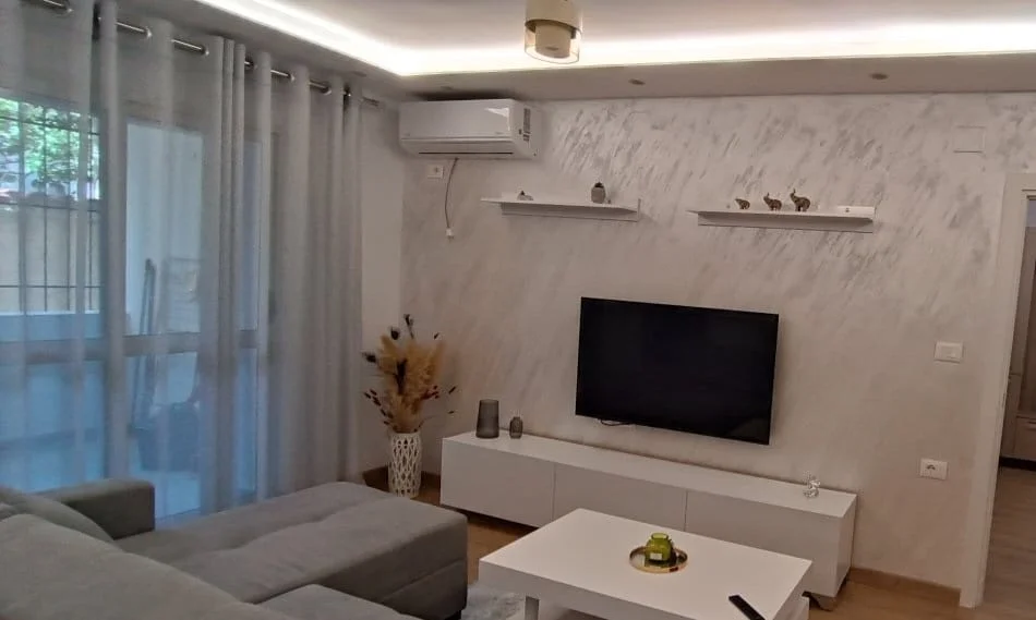 Tirane, affitto appartamento 2+1 Piano 1, 75 m² 800 € (CENTRO)