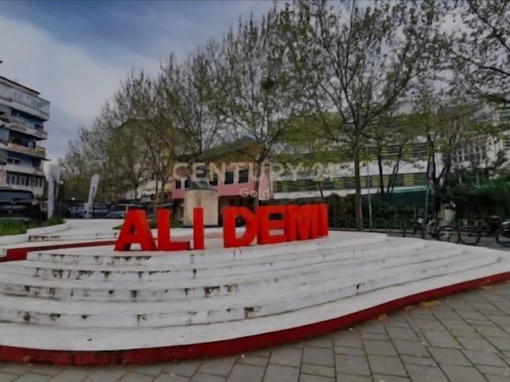 Shitet ambient komercial ne Bulevardin Bajram Curri, prane s