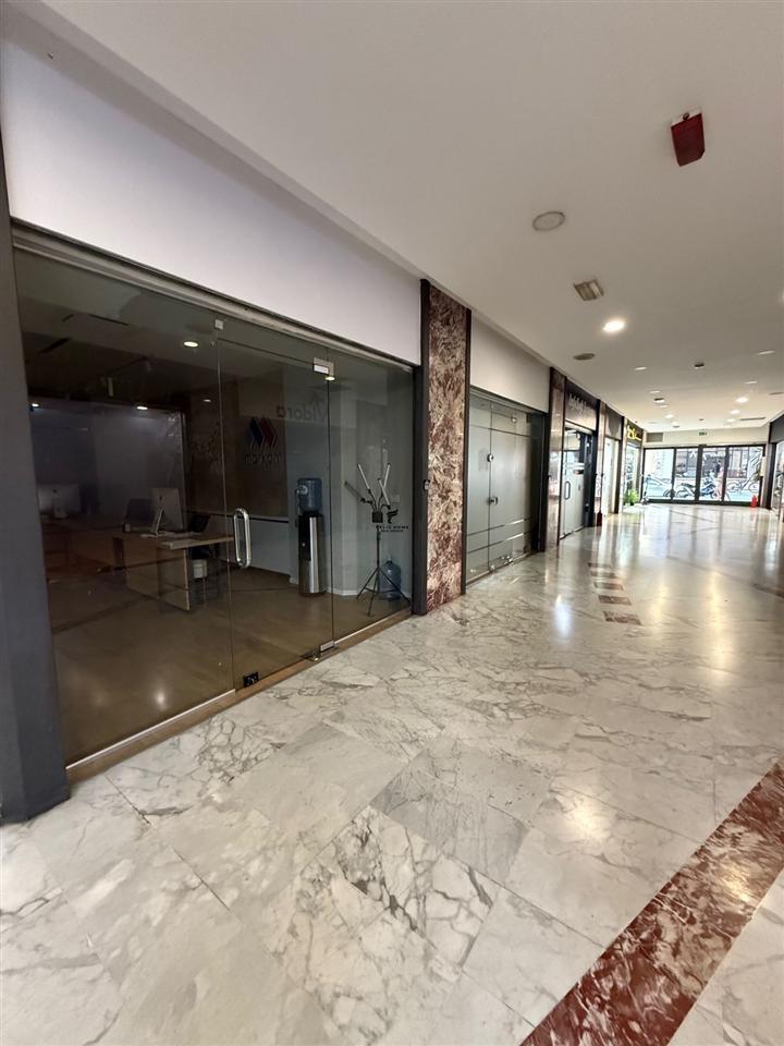 Vendita Negozio 40 m² Via Toptani 210.000 Euro