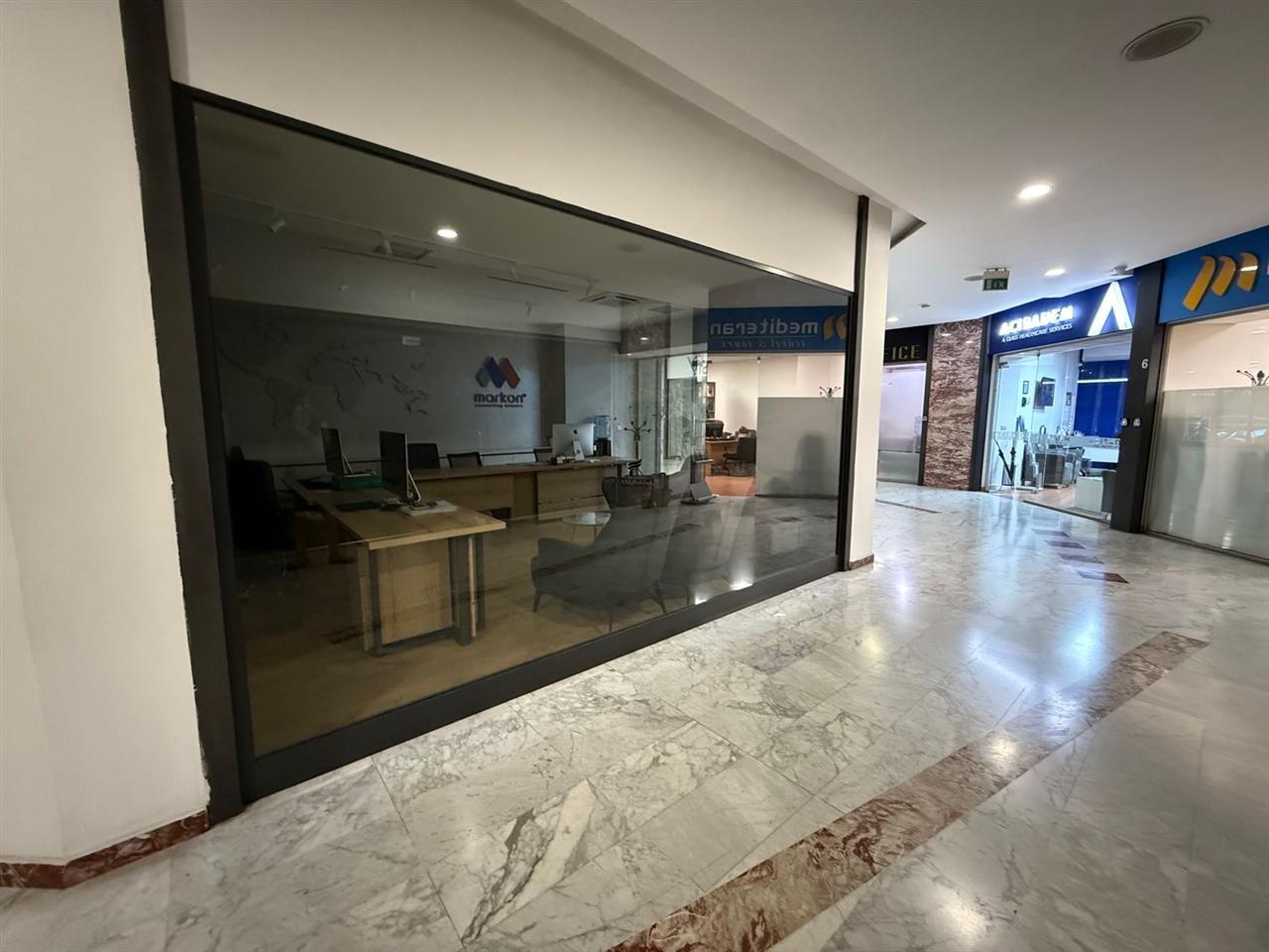 Vendita Negozio 40 m² Via Toptani 210.000 Euro