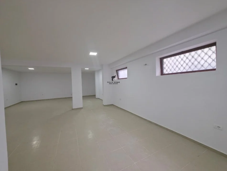 Tirane, negozio in vendita Piano 0, 90 m² 180.000 € (GIARDINO BOTANICO)