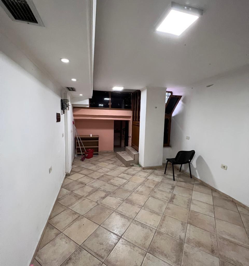 Commercial Space with 30 m2 on Bardhyl Street - 30,000 LEK