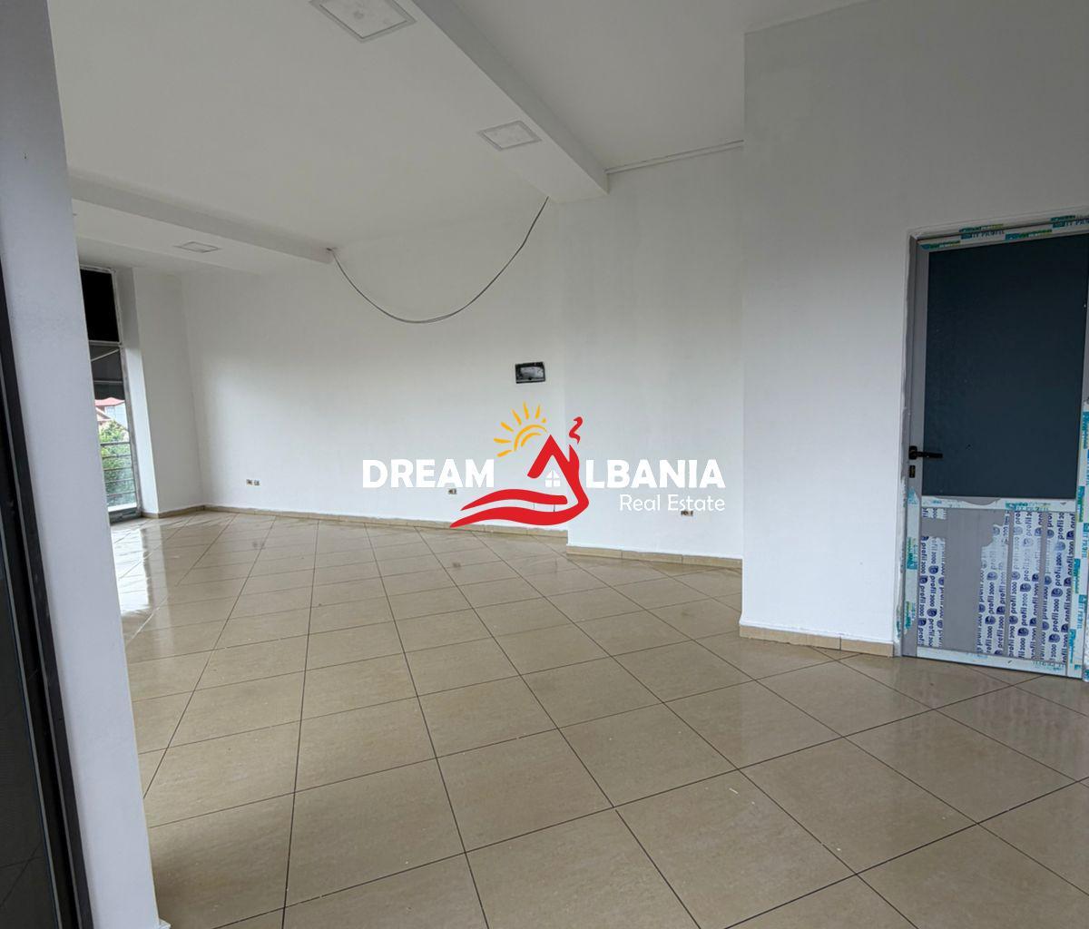 Dyqan për shitje në rrugën Kastriotet në Kamëz (ID 4171620)