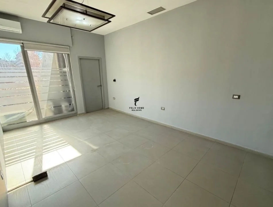 Tirane, vendesi negozio Piano 2, 220 m² 590.000 € (VIA KAVAJES)