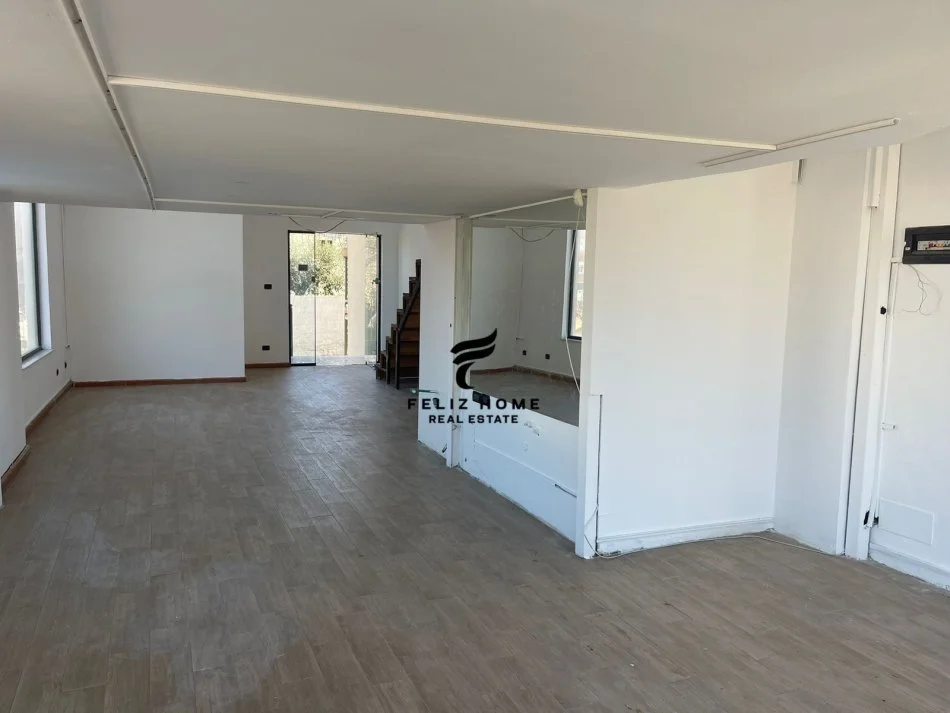 Tirane, vendita negozio Piano 0, 85 m² 249.600 € (VIA DELL'ELBASAN)