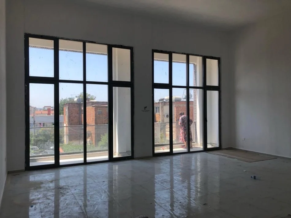Tirane, negozio in vendita al secondo piano, 89 m², 250.000 € (XHAMLLIK)