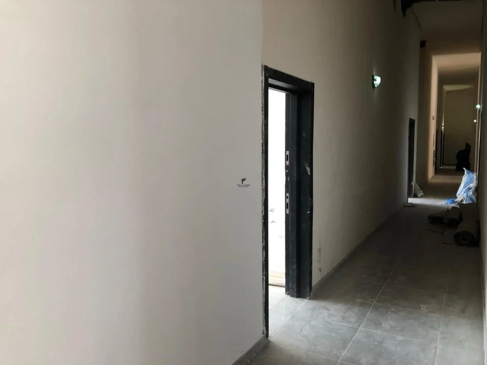 Tirane, negozio in vendita al secondo piano, 89 m², 250.000 € (XHAMLLIK)