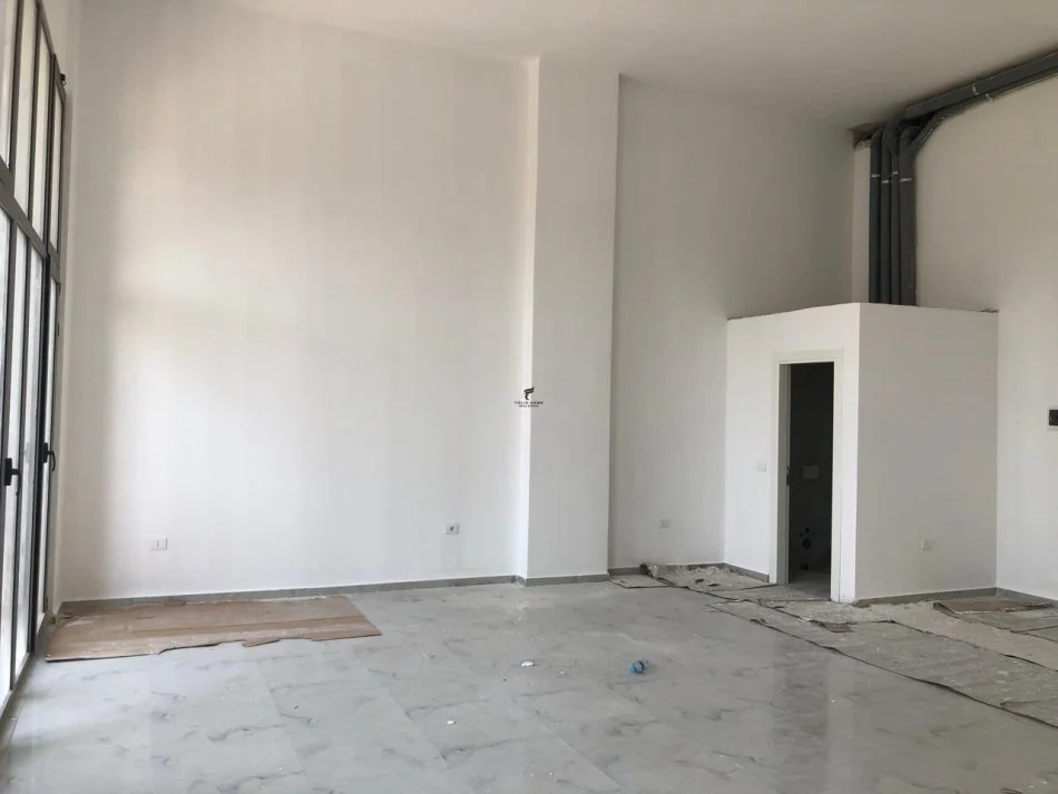 Tirane, negozio in vendita al secondo piano, 89 m², 250.000 € (XHAMLLIK)