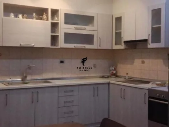 Tirane, affitto ufficio di 1 piano, 130 m², 1.300 € (SELVIA)