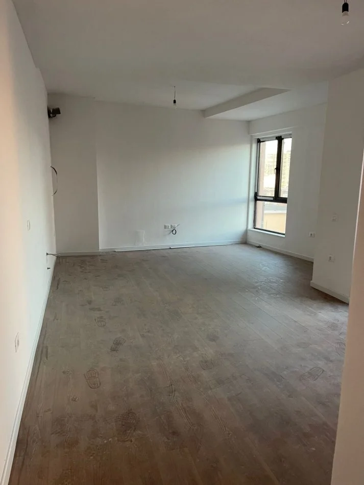 Tirane, Office for Rent on the 6th Floor, 90 m², €1,000 (MYSLYM SHYRI)