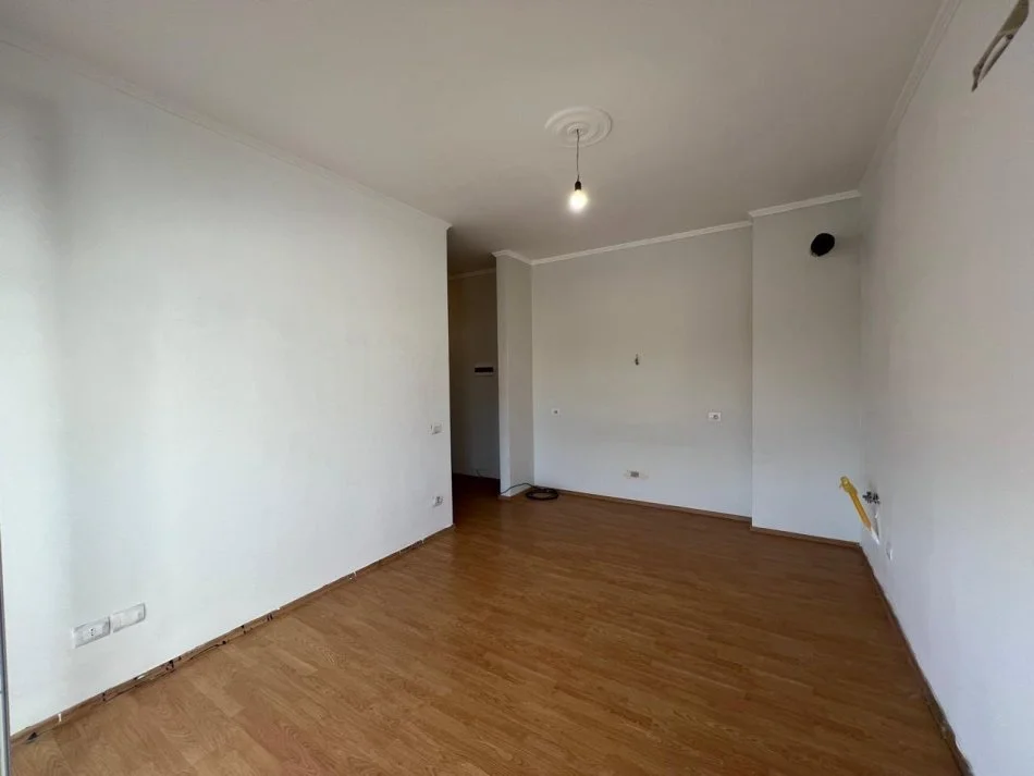 Tirane, affitto ufficio al piano 8, 70 m² 700 € (21 DICEMBRE)