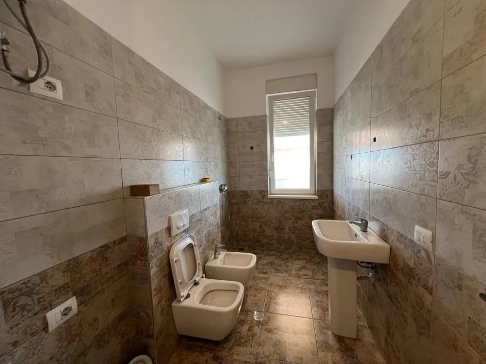 Tirane, affitto ufficio al piano 8, 70 m² 700 € (21 DICEMBRE)