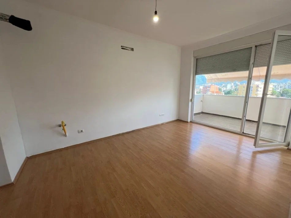 Tirane, affitto ufficio al piano 8, 70 m² 700 € (21 DICEMBRE)