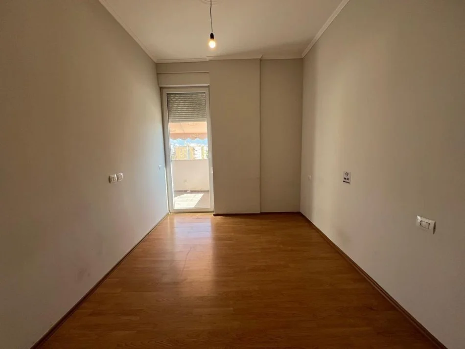 Tirane, affitto ufficio al piano 8, 70 m² 700 € (21 DICEMBRE)