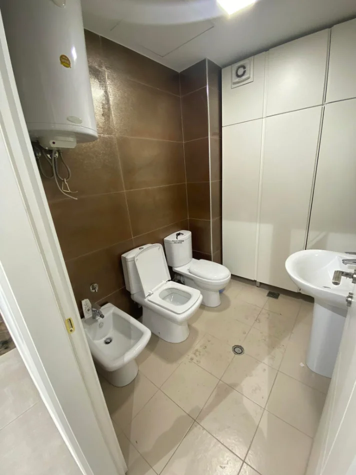 Tirane, affitto ufficio Kati 2, 110 m² 1.800 € (COMUNE DI PARISIT)