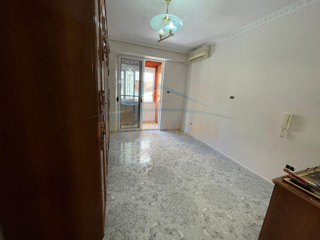 0696044406 Appartamento 2+1+2 Balcone, Pallati Sportit